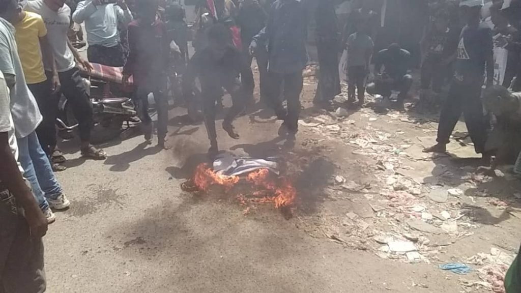 بالفيديو : المتظاهرون في عدن يحرقون العلم الإسرائيلي تعبيراً عن رفضهم للتطبيع