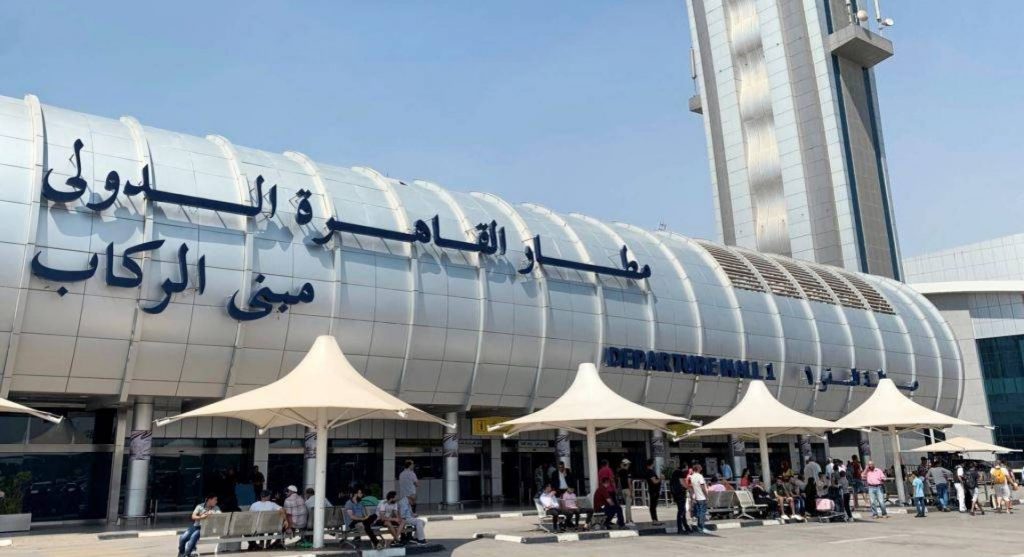 السلطات المصرية تتحفظ على مليون دولار كانت بحوزة مسؤول في الشرعية