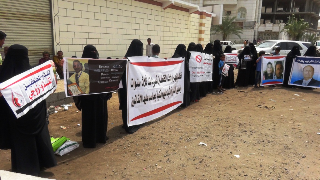 وقفة لأمهات المختطفين في عدن في انتظار الحامدي