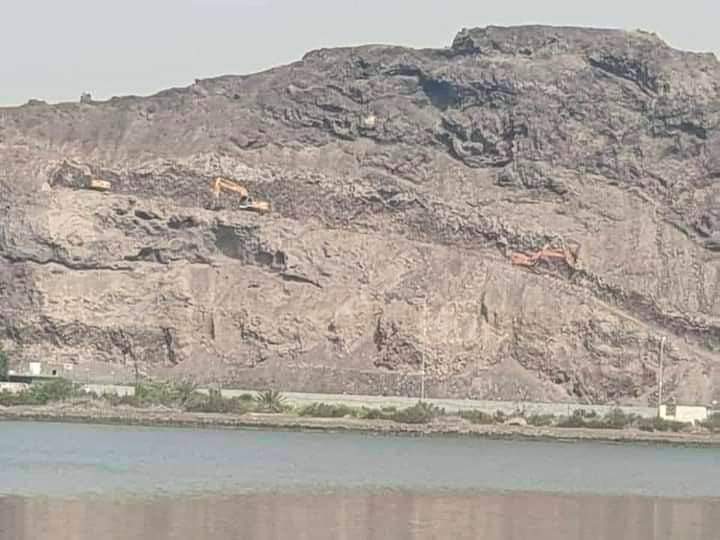 قيادي في المجلس الإنتقالي ينهب جبل في عدن