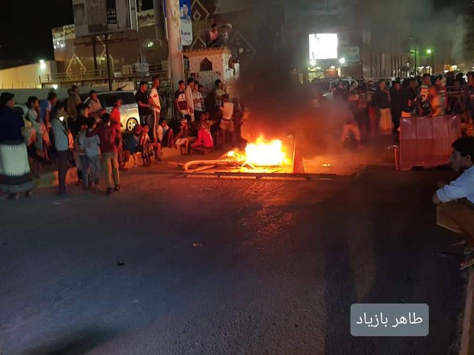 حضرموت: محتجون في المكلا يغلقون الشوارع وسماع اطلاق رصاص من قوات التحالف لتفريقهم