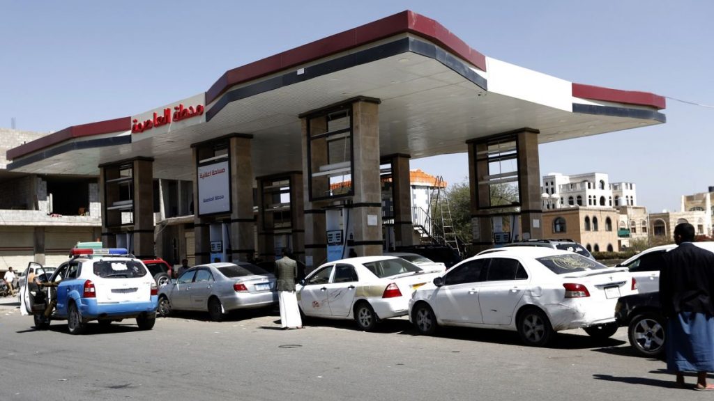 “الشرعية”: الحوثي يفتعل أزمة المشتقات النفطية في المناطق الخاضعة لسيطرته
