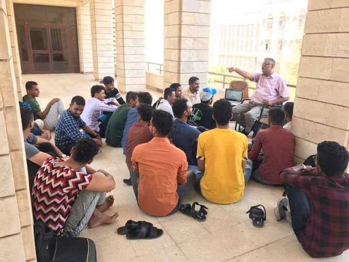صورة صادمة: التعليم في جامعة عدن بنظام “الكتاتيب”