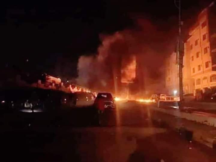 عدن تشتعل بالإحتجاجات.. والمحافظ يعتقل مسؤول الطاقة المؤجرة “تفاصيل “