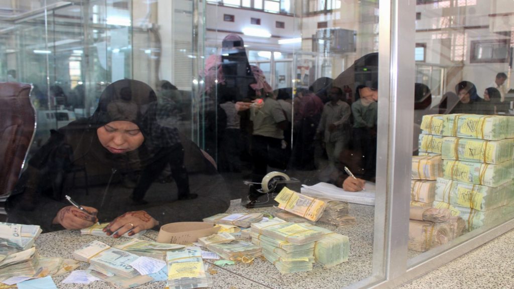 مركز اقتصادي: لإنهاء الانقسام المصرفي وإنقاذ العملة من الانهيار
