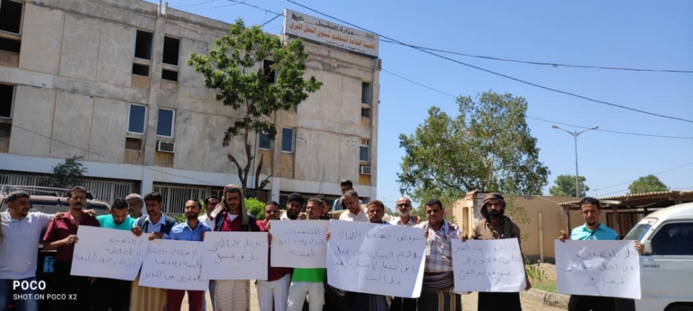 لهذه الاسباب … موظفو هيئة تنظيم شئون النقل البري ينظمون وقفة احتجاجية بعدن