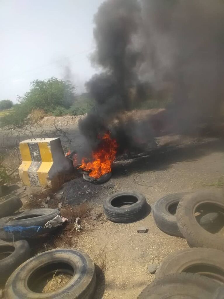 لحج : محتجون يضرمون النار بالإطارات ويغلقون بوابة قاعدة العند أمام القيادة السعودية