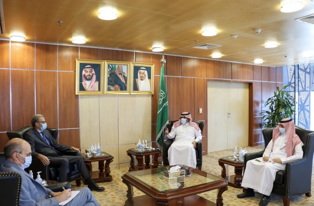 صحافي مؤتمري: هذا وجه المقارنة بين صندوق الإعمار السعودي وأفران بعدن