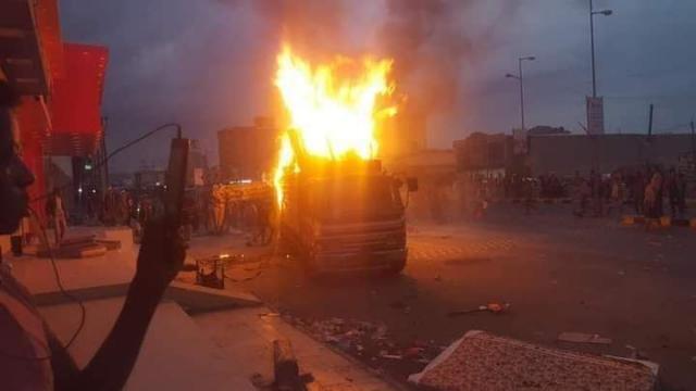 حريق هائل يلتهم شاحنة نفط في العاصمة صنعاء