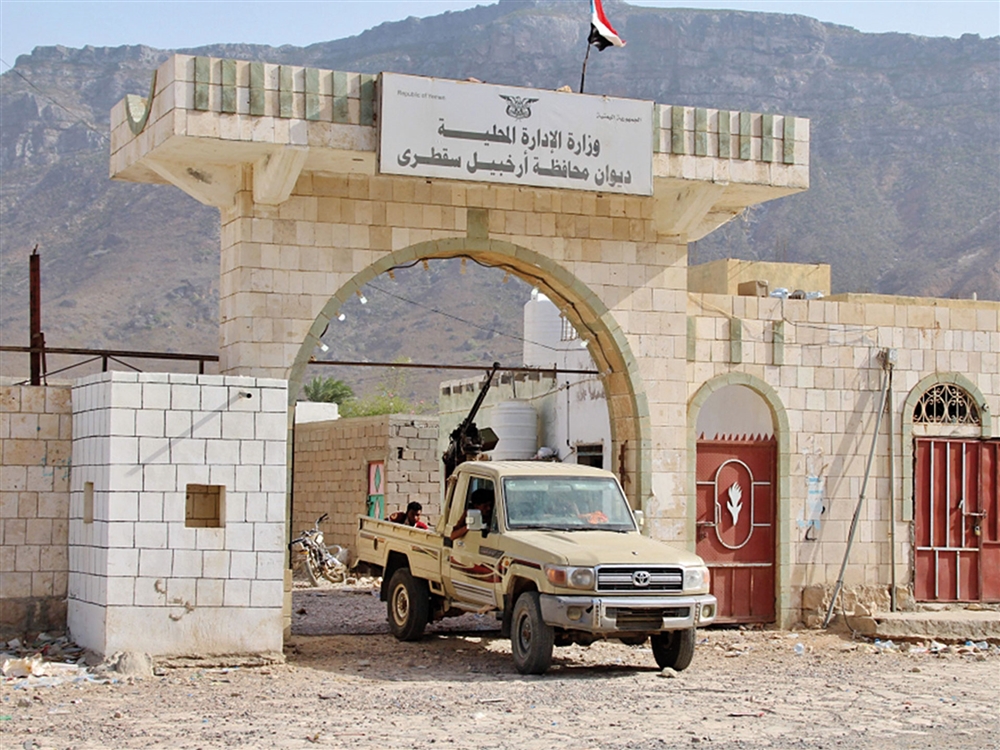 قوات “الانتقالي” تسطو على رواتب الجيش والأمن في سقطرى