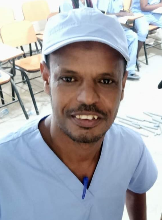 أول صورة لصحافي من داخل المعتقل في سجون “الشرعية” بالمكلا