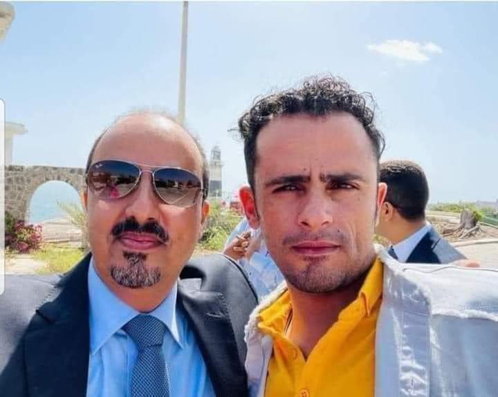 شاهد صورة استفزازية من صحافي في “الانتقالي” مع وزير إعلام الشرعية في عدن
