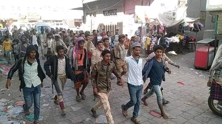 كتيبة عسكرية تنظم مسيرة احتجاجية للمطالبة بمحاسبه شقيق قائدهم في لحج