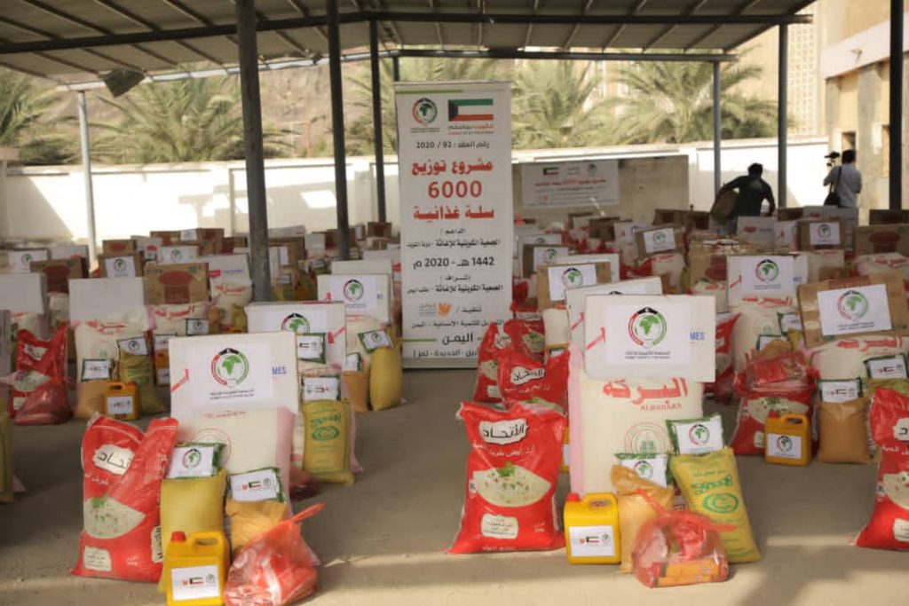 بدعم من دولة الكويت .. مؤسسة التواصل تدشن مشروع توزيع 6000 سله غذائية للنازحين في عدد من محافظات