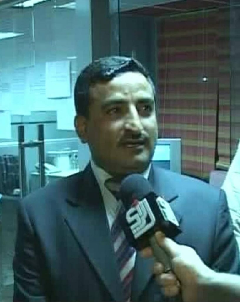 صحفي يسخر من قرارات هادي ويصفه بهذا الوصف