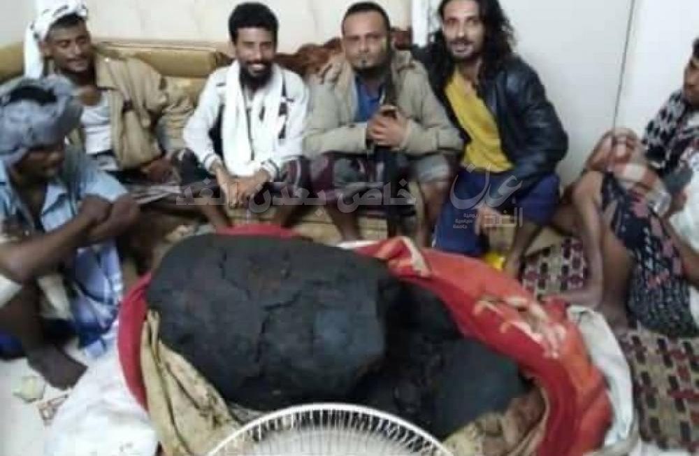 شاهد :  صيادون يعثرون على كنز باهض الثمن وسط البحر في محافظة عدن