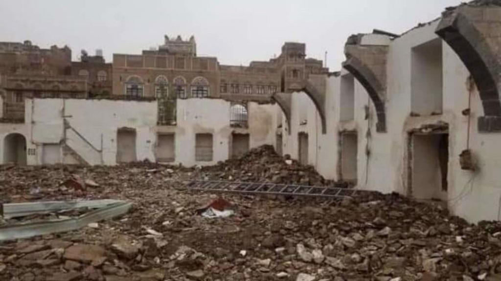 انهيار مسجد النهرين التاريخي في صنعاء القديمة… وجهات معيّنة متهمة بهدمة
