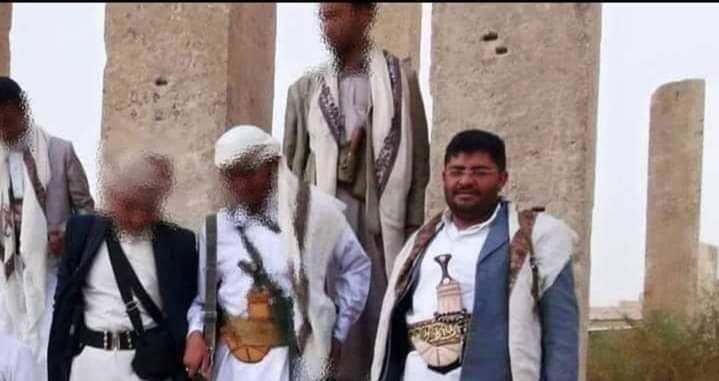 شاهد : الحوثي يقف مع مرافقيه أمام عرش بلقيس بمأرب