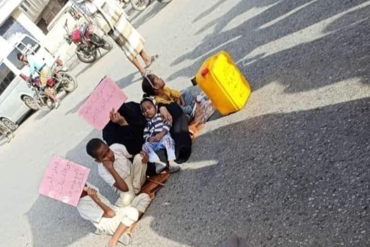 جنوبي خاضع للتحالف والشرعية يشتري لتر الزيت ب٢٦٥٠٠ يقاتل لتحرير من يشتريه ب١١٠٠٠
