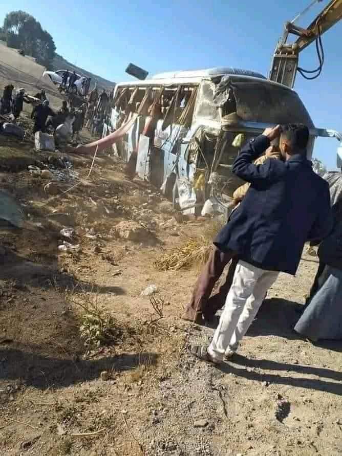 إنقلاب باص نقل جماعي في ذمار .. وهذا ماحدث “صورة “