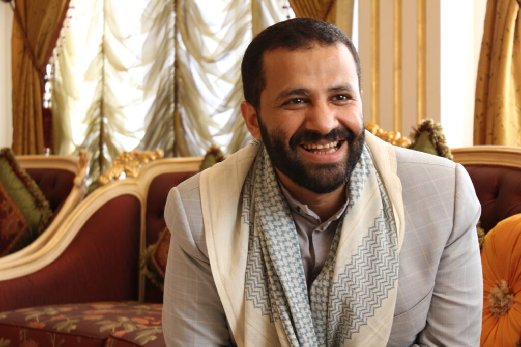 بالوثائق: علاقة غير شرعية بين الأحمر وحكومة الشرعية… والتكلفة مليار و 200 مليون دولار من خزينة الدولة!