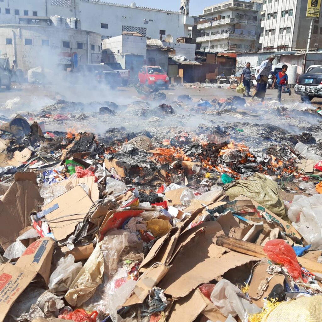 عندما تتحوّل المُتنفسات إلى مكب للنفايات ونشر الأوبئة: من يحاسب من في عدن؟