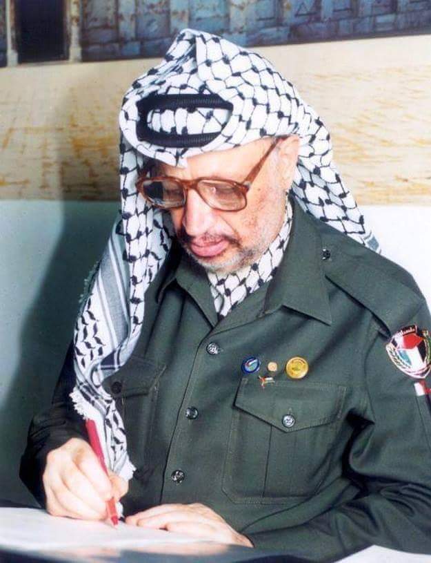 شاهد : الرئيس الفلسطيني يرتدي الجنبية اليمنية