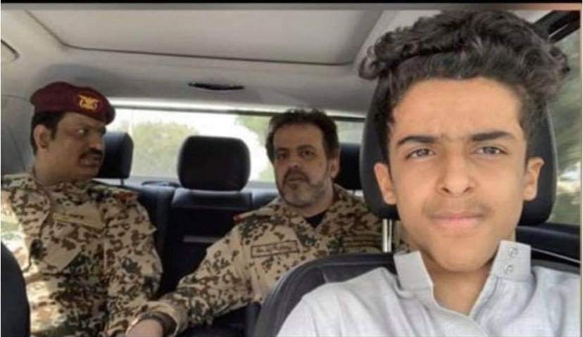 أغلى أنواع السيارات في العالم يمتلكها حفيد الرئيس هادي  ويقودها وهو برفقة والده ” صورة “