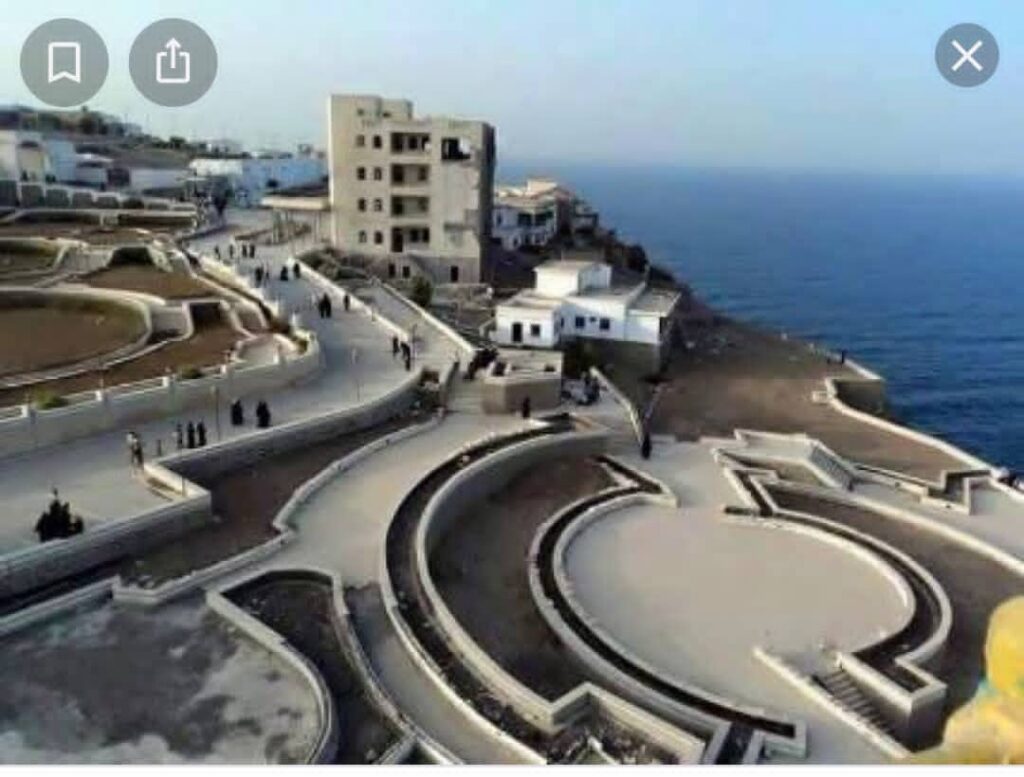 تعرف على أصغر عاصمة “خمسة نجوم” في اليمن الموجودة بداخل قرية كبرى (صورة)