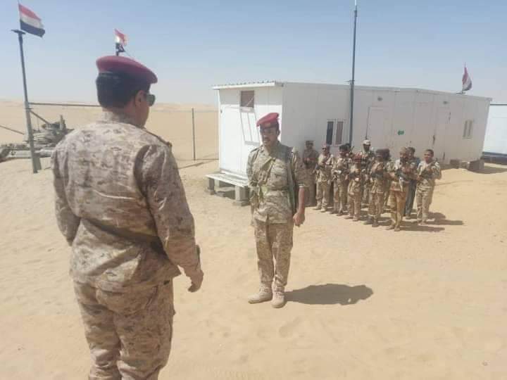 شاهد : صورة ظهر فيها وزير الدفاع في أقوى جبهة على الإطلاق ستبعث خيبة أمل وإحباط للشرعية وأنصارها