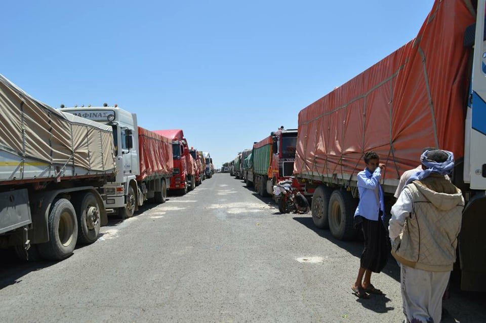 قطاع قبلي في طور الباحة يفرض حصار على تعز ويمنع دخول شاحنات المواد الغذائية والأساسية والمشتقات النفطية لليوم الخامس على التوالي.