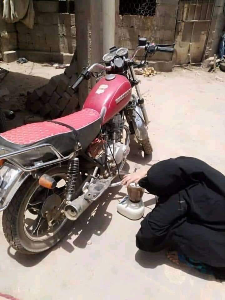 (صورة): شاهد ماذا تفعل امرأة بدراجة نارية في إحدى المحافظات “المحررة”