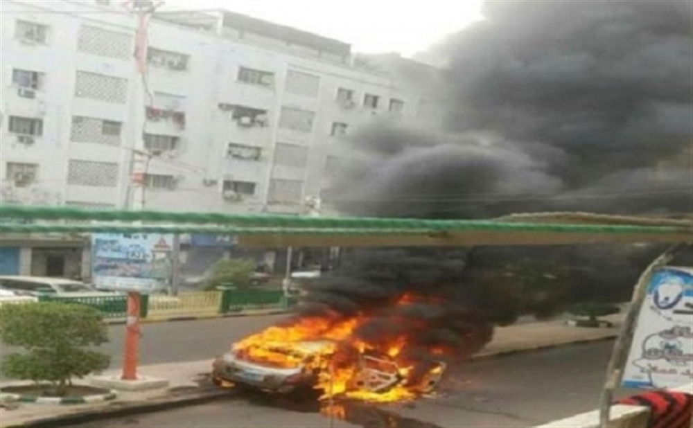 مجهولون يحرقون سيارة مسؤول في السلطة المحلية عقب أيام من مصادرة سيارة مسؤول آخر في عدن