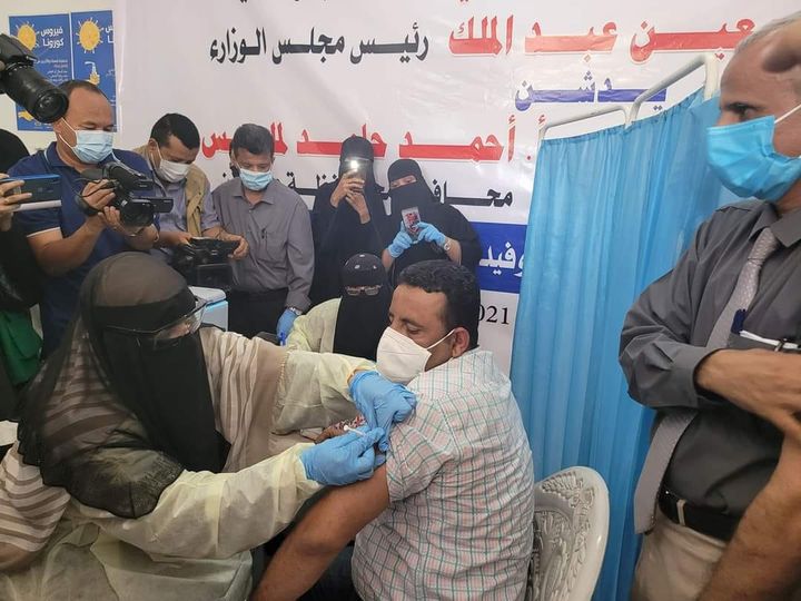 شاهد أول من حقنوا بلقاح كوفيدو 19 في عدن (صور)