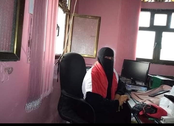 إعتدى على ناشطة في منزلها لأنها رفضت تسجيله في كشوف النازحين .. هذا مافعله مسؤول أمني في اليمن