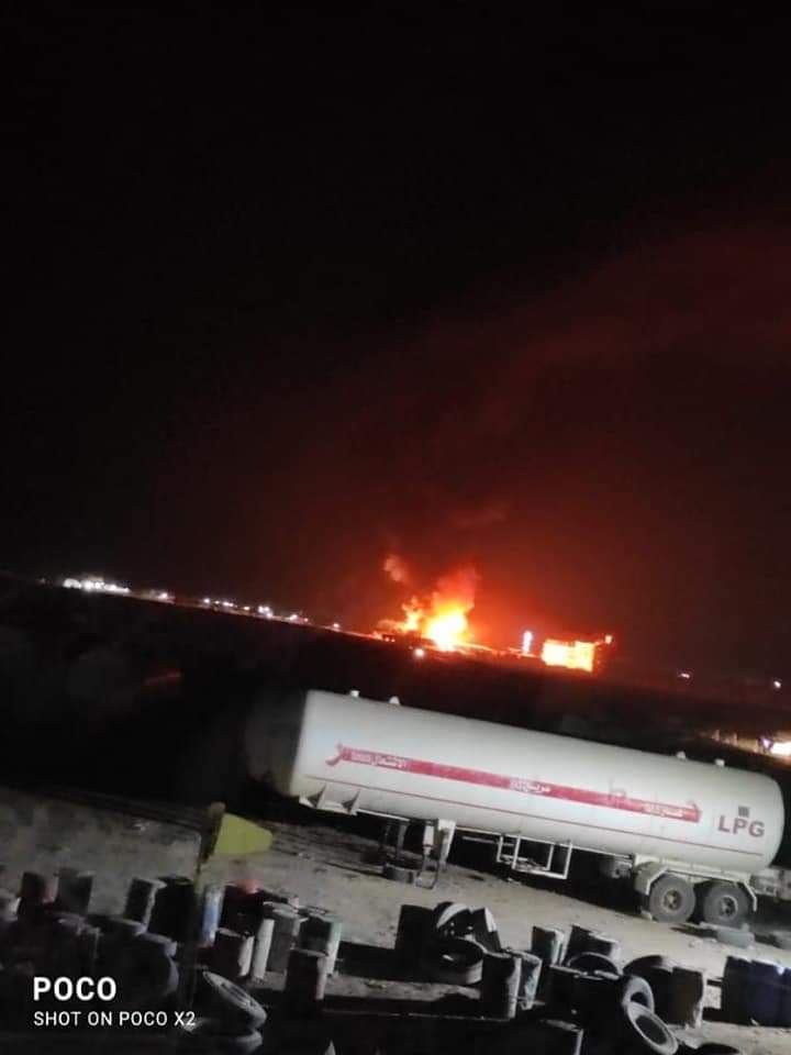 عاجل : حريق هائل يلتهم مقطورات غاز وبترول كانت في طريقها إلى العاصمة صنعاء ” صور “
