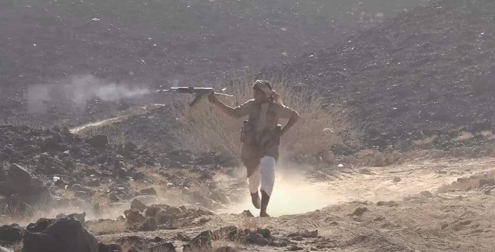 شاهد : مقاتل يمني في إحدى الجبهات يركض ويطلق النار بيد واحدة كأفلام هوليود