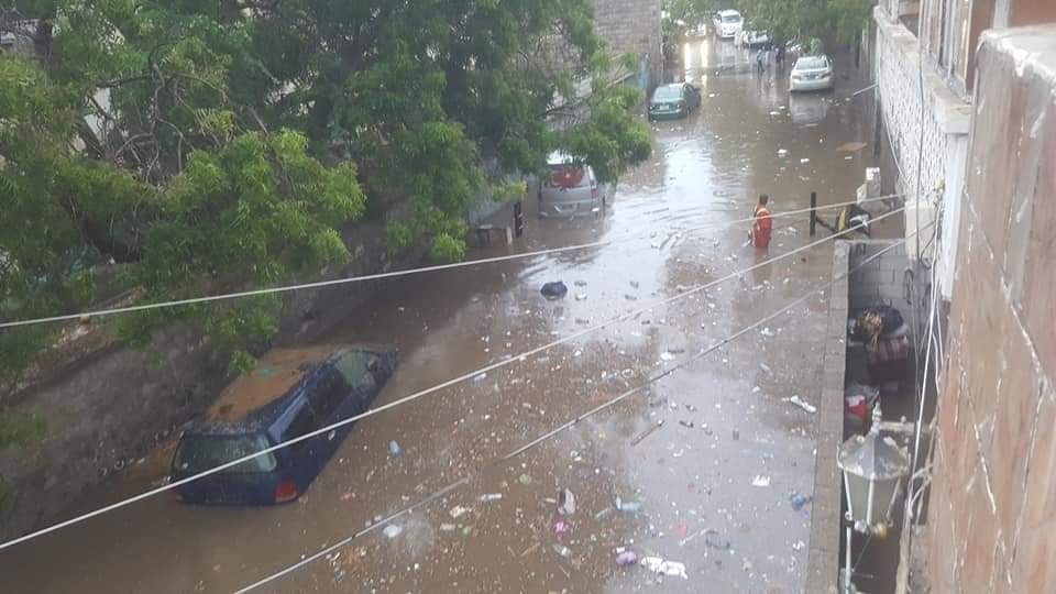 سيول تغرق منازل وتلتهم سيارات في عدن (صور)