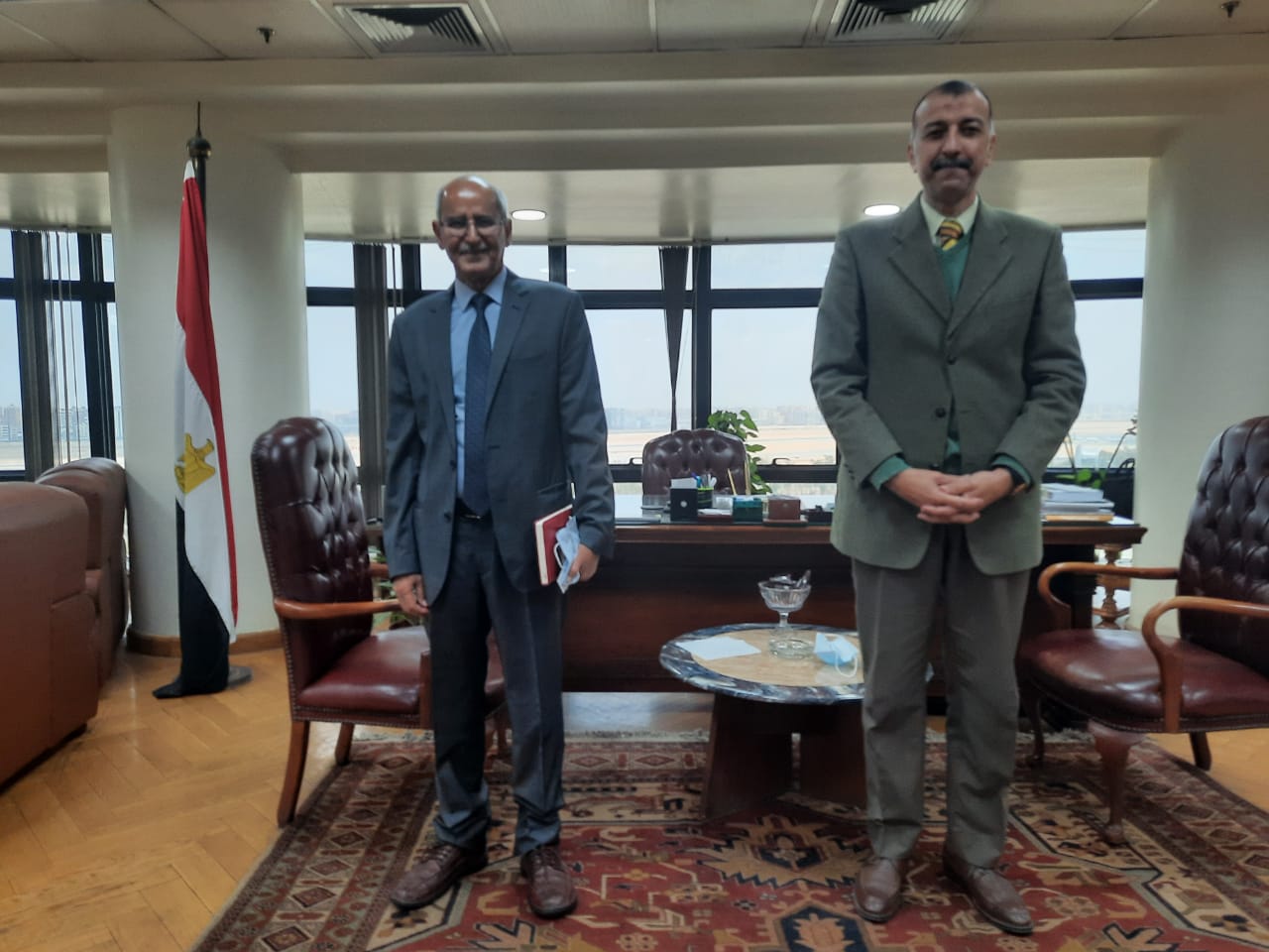 رئيس طيران “اليمنية” يجتمع مع رئيس هيئة الطيران المصري