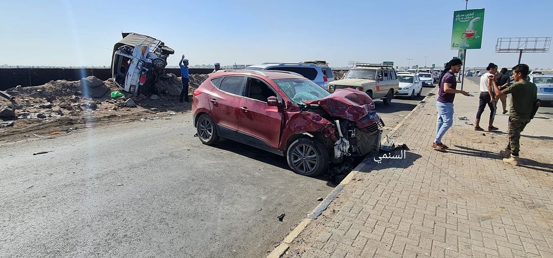 عاجل: تفاصيل حادث مروع بين 4 سيارات في الخط البحري