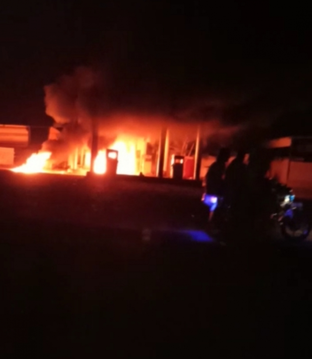 اندلاع حريق في إحدى محطات البترول بمحافظة أبين