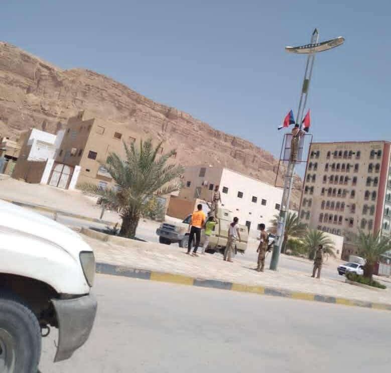 قوة عسكرية تزيل صور عيدروس الزبيدي وأعلام الجنوب من الشوارع