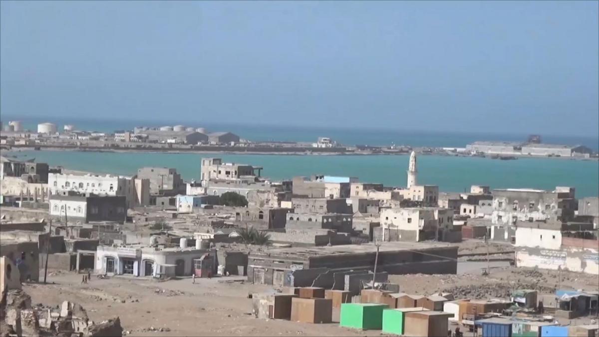 قوات طارق عفاش تختطف شيخ قبلي مع عدد من النساء في المخا