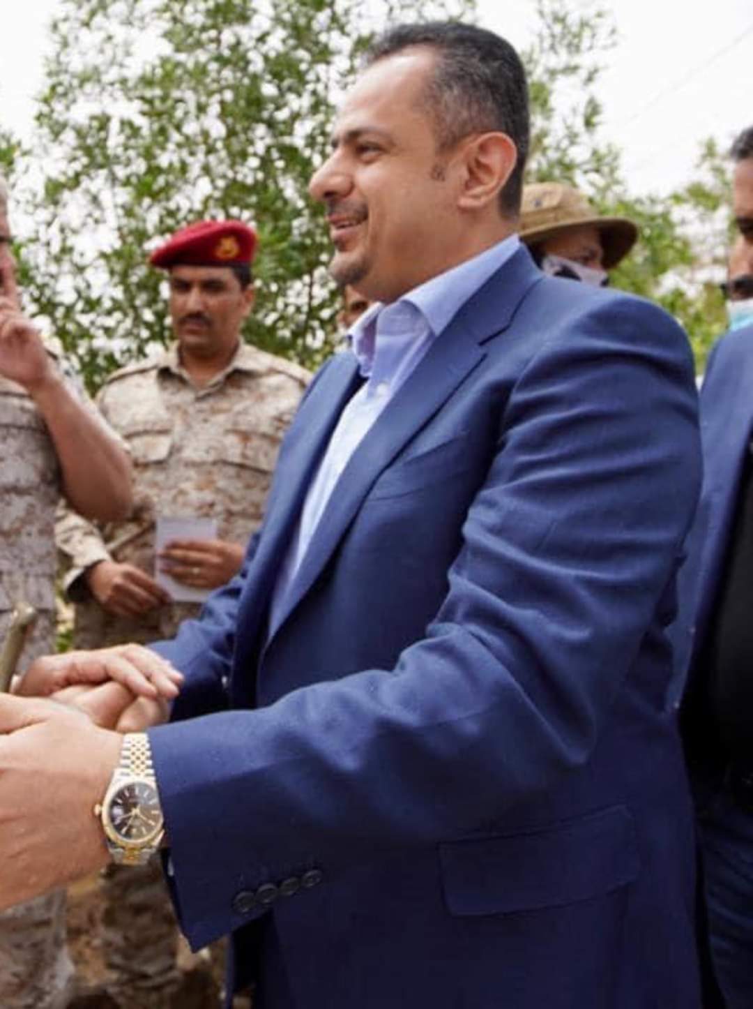 تعرف على الساعة التي ارتداها رئيس الوزراء عند زيارته لمأرب ..لماذا لفتت انتباه الجميع ؟!  ” صورة “
