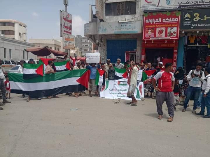 حضرموت: رفع الأعلام الفلسطينية في وقفة احتجاجية بالمكلا (صور)