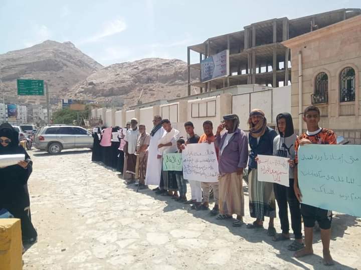 وقفة مرتقبة لذوي المعتقلين أمام مقر إقامة وزير الداخلية في المكلا