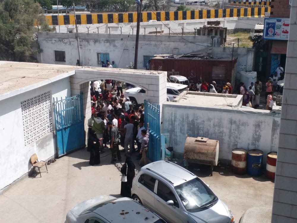 بالصور … اقبال شعبي للمسافرين على اخذ جرعة لقاح فيروس كرونا في العاصمة ووزارة الصحة تحذر من تزوير الشهادات