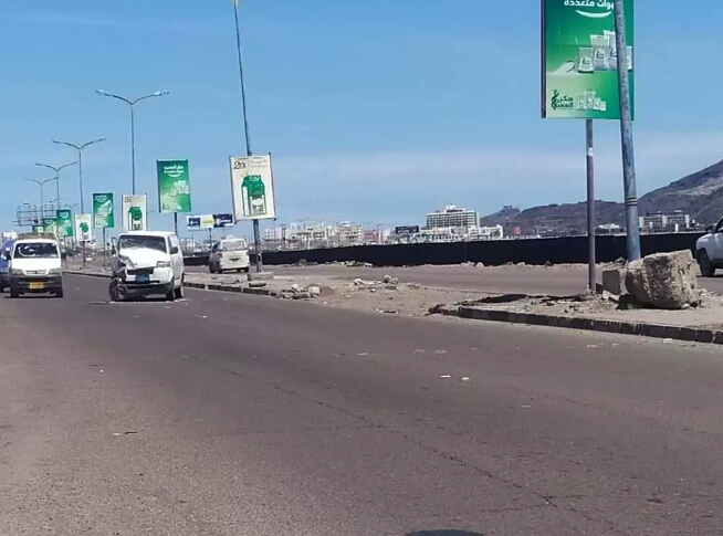 بالصور .. قوات سعودية تدهس مواطنين بمدرعتهم وتصيب ٢ من المواطنين في عدن