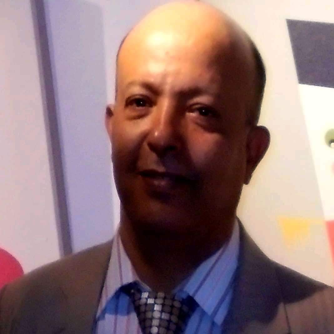 دكتور واكاديمي في جامعة يمنية يفاجئ الجميع ويحصد تفاعلا كبيرا بما طرحه على حسابه في الفيسبوك 