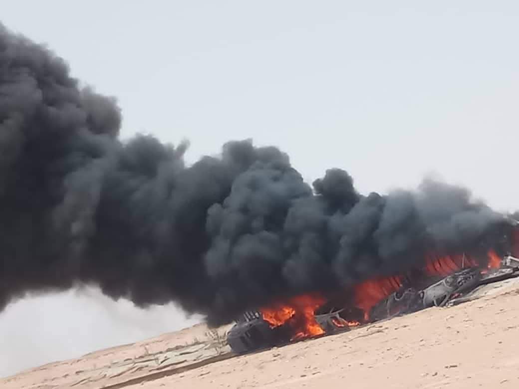 بالصور …. إحتراق قاطرة نقل ثقيل و10 سيارات بسبب حادث مروري في حضرموت